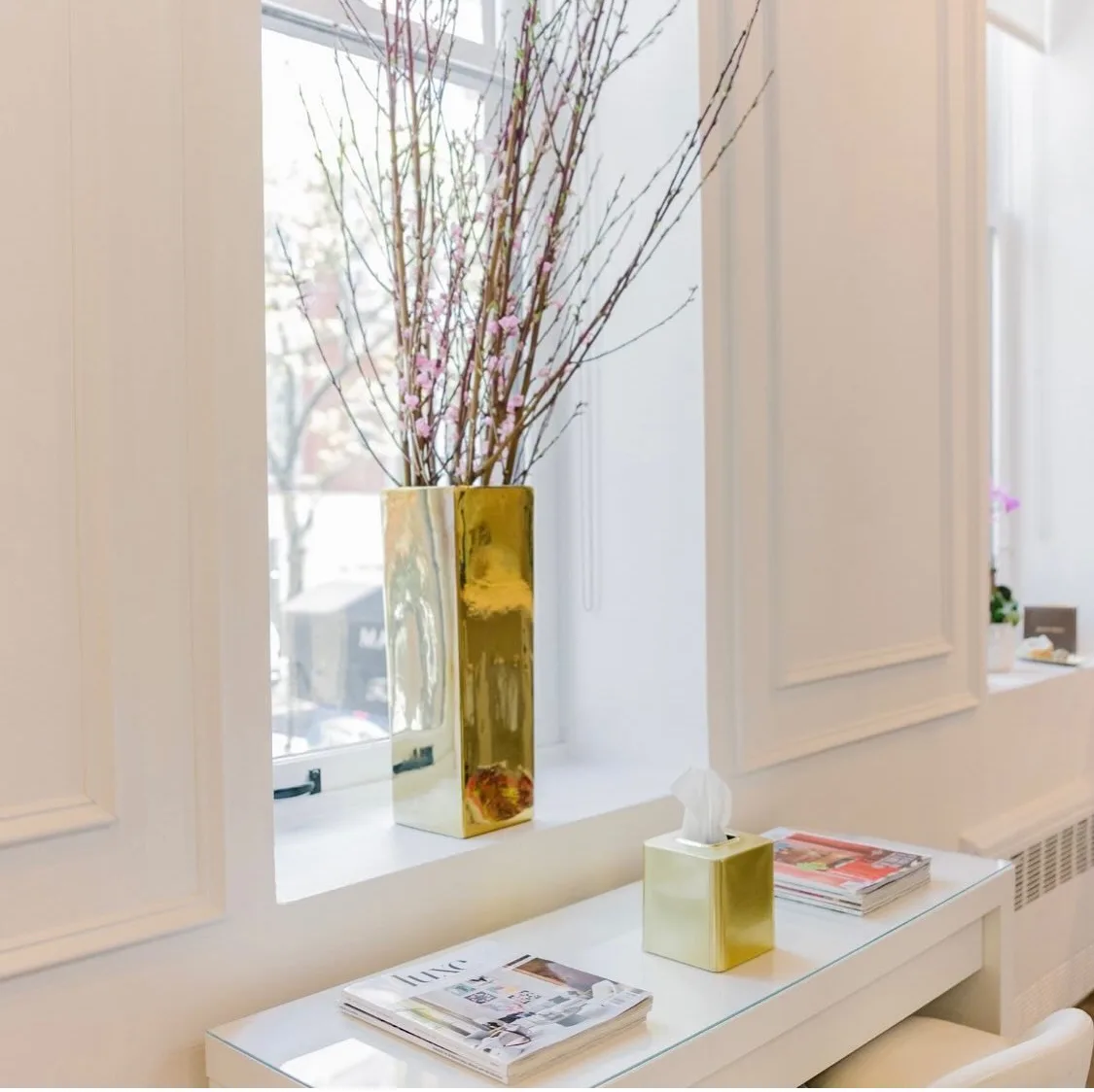 A salon that begins with
